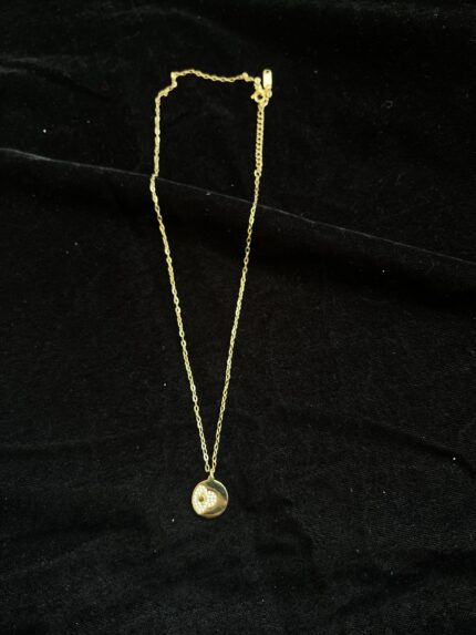 Embedded flower pendant