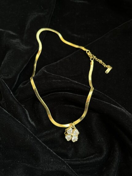 Rose clover heart pendant with snake chain