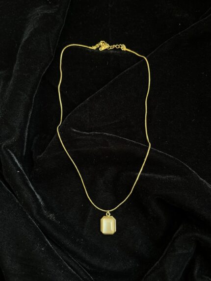 Gold guild heart with plan chain